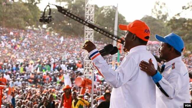 Mgombea urais wa muungano wa National Super Alliance, Raila Odinga, ahutubia wafuasi wake katika bustani za Uhuru Park mjini Nairobi mnamo siku ya Jumamosi. Alisema yuko tayari kuhika usukani wa Kenya na kwamba ameona dalili kubwa za ushindi.