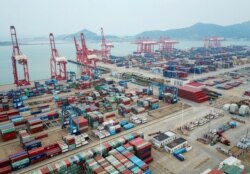 Pelabuhan peti kemas di Lianyungang, di provinsi Jiangsu China timur, 13 Oktober 2020. (Foto: STR / AFP)