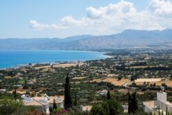 Teluk Chrysochous dilihat dari sebuah rumah di Polis Chrysochous, tepi barat Siprus, 30 Mei 2020. Gempa berkekuatan 6,6 melanda di lepas pantai barat Siprus, dini hari, 11 Januari 2022. (AFP)