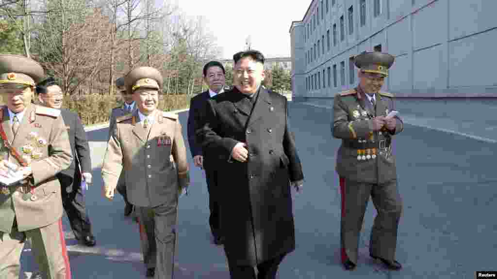 Lãnh đạo Bắc Triều Tiên Kim Jong Un&nbsp;thăm Đại học Chính trị Kim Il Sung.