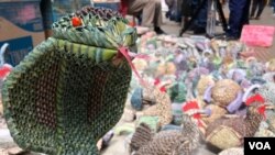 Las cobras hacen parte de las figuras más grandes que Luis Orlando ha construido. Foto: Karen Sánchez / VOA.