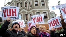 İstanbul'da geçen ay sonu yolsuzlukları ve hükümeti protesto eden göstericlier