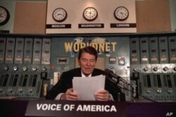 Президент Рональд Рейган виступає з радіозверненням у студії «Голосу Америки» в 1985 році.