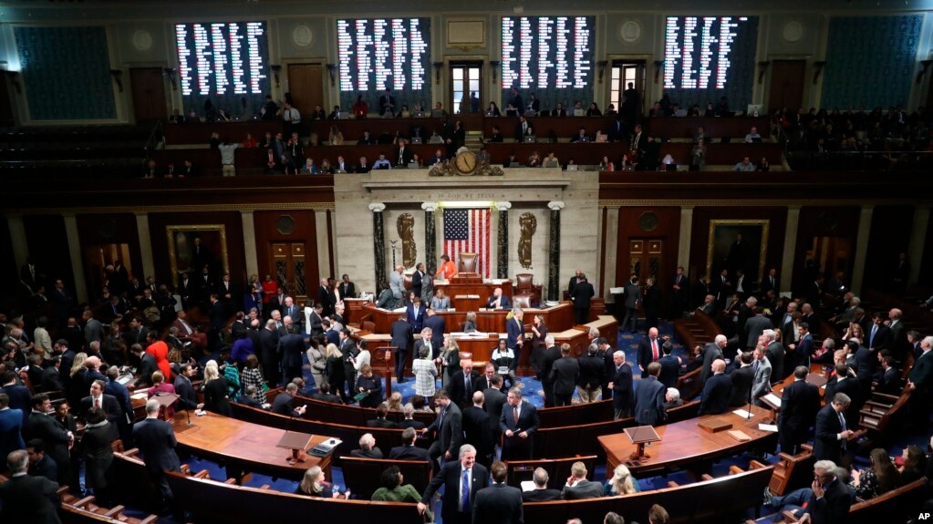 Các dân biểu Hạ viện Mỹ biểu quyết thông qua nghị quyết tiến tục các thủ tục luẫn tội TT Trump. Ảnh chụp ngày 31/10/2019. (AP Photo/Andrew Harnik)