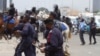 Polícia com gás lacrimogénio durante manifestação contra brutalidade policial, Luanda, Angola