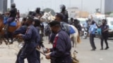 Polícia com gás lacrimogénio durante manifestação contra brutalidade policial, Luanda, Angola