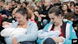 Жінки в Парижі годують своїх немовлят під час Всесвітнього дня на підтримку годування дітей грудьми, 2008 р.