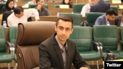 مهدی حاجتی نماینده شورای شهر شیراز به دلیل نوشتن توئیتی در حمایت از دو فرد بهایی برای مدتی بازداشت شده بود.