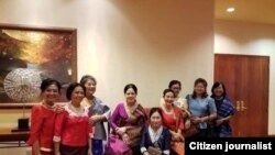 ອີກຮູບນຶ່ງຂອງພວກສະຕີ ທີ່ຍັງນຸ່ງຖືແບບລາວໆ ໃນງານບຸນຕ່າງໆ