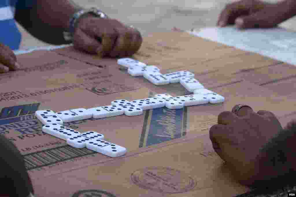 El domino sigue siendo el pasatiempo preferido de los cartageneros y visitantes. 
