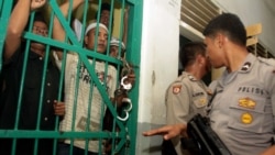 Muslim Rohingya Myanmar meneriakkan slogan-slogan saat polisi menempatkan mereka di rumah tahanan pengadilan di Medan, Sumatera Utara, 4 Desember 2013. (AFP)