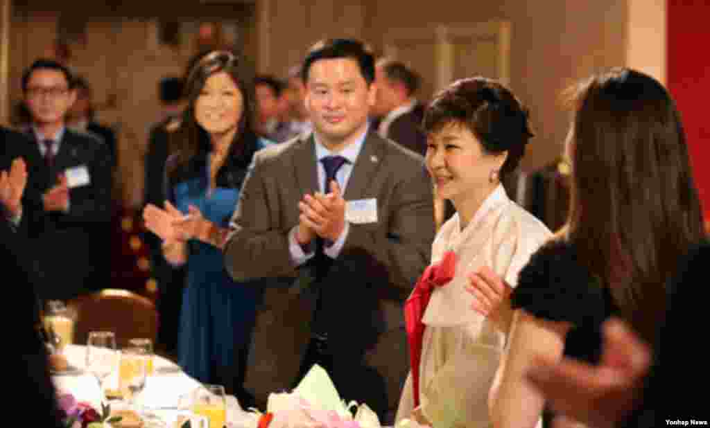미국을 방문한 박근혜 한국 대통령이 5일 뉴욕에서 열린 동포 간담회장에 입장하고 있다.