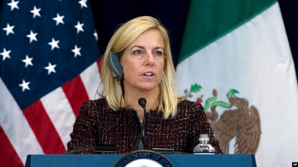 La Secretaria de Seguridad Nacional, Kirstjen Nielsen, habla durante una conferencia de prensa, luego de una reunión México-Estados Unidos en Washington, el 14 de diciembre de 2017.