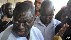 Kizza Besigye, kiongozi wa chama cha upinzani cha Forum for Democratic Change-FDC nchini Uganda akizungumza na vyombo vya habari