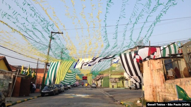 Las calles adornada, vacías durante el partido, repletas al final, son el reflejo de una nación que vive el fútbol como muy pocas otras.