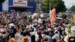 Cambodia's factory workers and members of the country's main opposition Cambodia National Rescue Party, cheer as opposition leader Sam Rainsy arrived at a street near Freedom Park in Phnom Penh, file photo. 