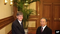 U.S. Deputy Secretary of State James Steinberg (L) shakes hands with Chinese State Councillor Dai Bingguo before a meeting at the Zhongnanhai compound in Beijing, January 28, 2011