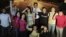 Un grupo de soñadores celebra su liberación en la frontera de El Paso. Las demandas por liberar a ocho de ellos aún retenidos provocó la detención de dos jóvenes en el Congreso.