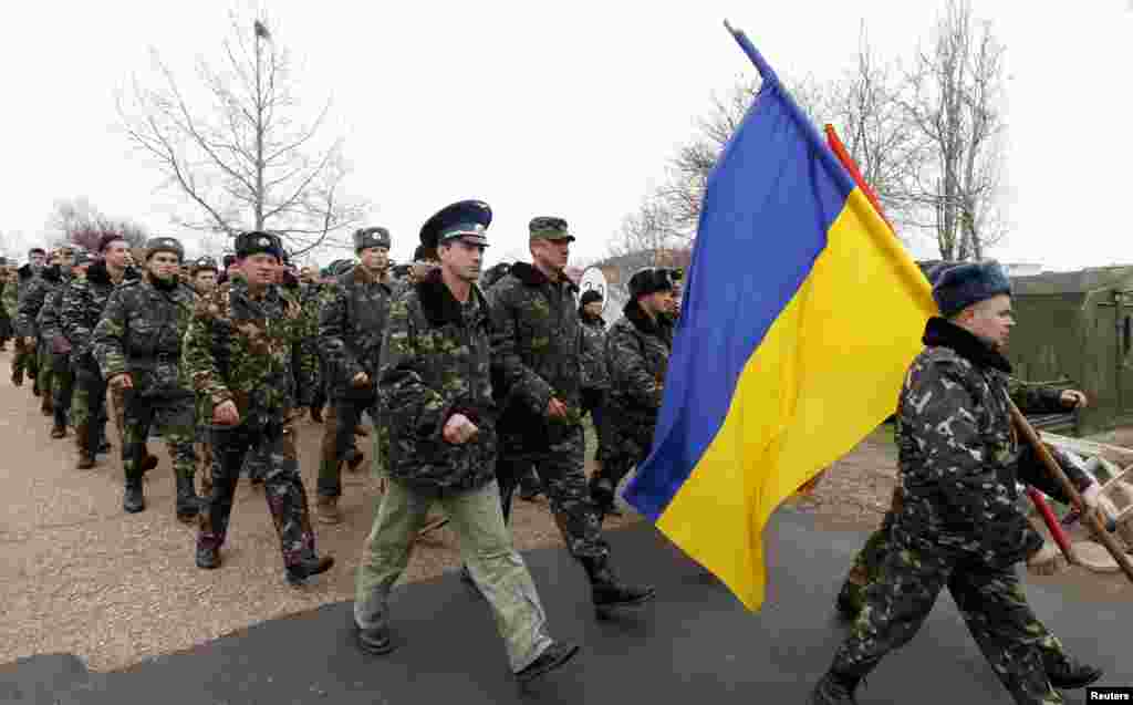 Tentara Ukraina berbaris setelah negosiasi dengan pasukan Rusia di bandar udara internasional Belbek Sevastopol di Krimea (4/3). (Reuters/Vasily Fedosenko)