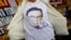 Seorang pendukung mantan gubernur Jakarta, Basuki "Ahok" Tjahaja Purnama, mengenakan t-shirt dengan gambar Ahok dekat markas Brimob di Depok, 24 Januari 2019.