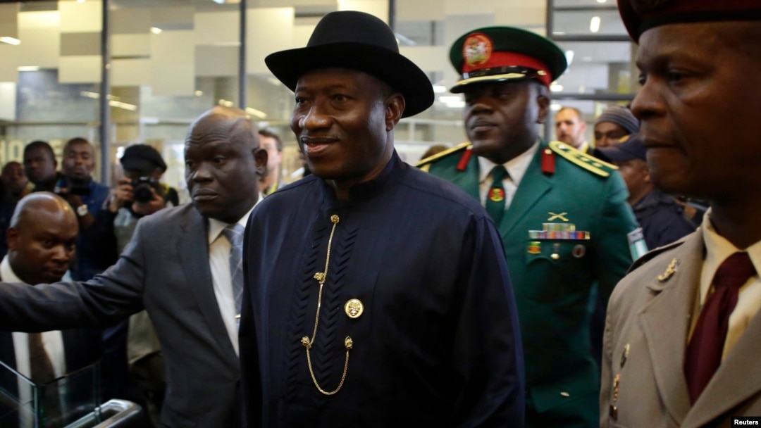 Nigeria's President Goodluck Jonathan (C) arrives for the service for former South African President Nelson Mandela in Johannesburg, Dec. 10, 2013. 