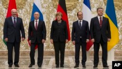 From left, Belarusian President Alexander Lukashenko, Russian President Vladimir Putin, German Chancellor Angela Merkel, French President Francois Hollande and Ukrainian President Petro Poroshenko pose during a break in their peace talks in Minsk, Belarus, Feb. 11, 2015.