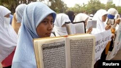 Wanita Muslim Indonesia berdoa untuk perdamaian saat unjuk rasa di Jakarta 29 Juli 2000. (Foto: Reuters)