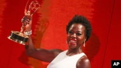 黑人女演員維奧拉戴維斯﹐榮獲劇情類最佳女主角獎。