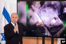 El primer ministro israelí, Benjamín Netanyahu, presenta una serie de fotos del conflicto con Hamas a embajadores extranjeros en Tel Aviv, Israel, el 19 de mayo de 2021.