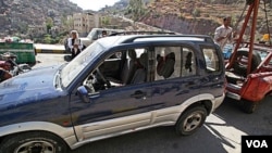 Mobil yang dipakai oleh guru bahasa warga AS yang diserang kawanan bersenjata di Taiz, Yaman selatan (18/3).