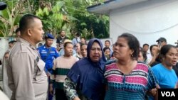 Sejumlah masyarakat Kecamatan Pantai Labu, Deli Serdang, Sumut, menolak kehadiran kelompok etnis Rohingya di desa mereka. Kamis 24 Oktober 2024. (Anugrah Andriansyah/VOA)