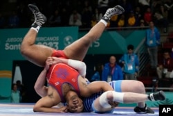 Catriel Muriel de Argentina, derecha, pelea contra Donovan Smith de Cuba en el partido por la medalla de bronce de lucha libre masculina de 125 kg en los Juegos Panamericanos de Santiago, Chile, el miércoles 1 de noviembre de 2023.