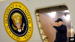 El presidente Joe Biden baja las escaleras del Air Force One en la Base de la Fuerza Aérea de Dover en Delaware, 17 de julio de 2024. Joe Biden abandonó la carrera de 2024 para la Casa Blanca el domingo 21 de julio.