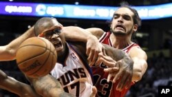 Joakim Noah (à droite) joue pour les Bulls à Phoenix le 14 novembre 2012.