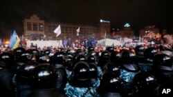 فعالان حامی اتحادیه اروپا مقابل پلیس در میدان استقلال کیف تجمع کرده اند