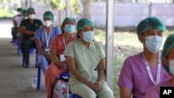 ဇန်နဝါရီ ၂၀၊ ၂၀၂၁ က ကိုဗစ်ကာကွယ်ဆေးထိုးရန်စောင့်ဆေးနေသော ကျန်းမာရေးဝန်ထမ်းများ။