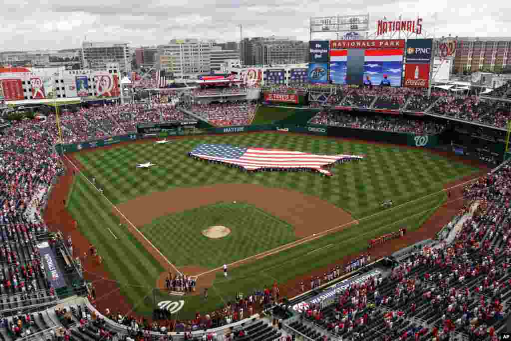 Bendera Amerika yang dibentuk sesuai bentuk negara digelar di lapangan bisbol sebelum pertandingan antara &nbsp;Washington Nationals dan Milwaukee Brewers di Nationals Park, Washington.