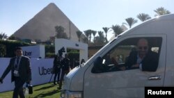 CEO Uber Dara Khosrowshahi, tersenyum kepada media seusai konferensi pers peluncuran layanan bis mini Uber, di Kairo, Mesir, 4 Desember 2018. 