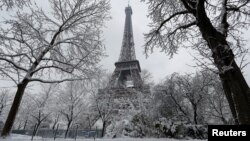 Temps hivernal à Paris près de la Tour Eiffel le 7 février 2017.