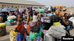 Para pengungsi yang melarikan diri dari memburuknya kondisi kemanusiaan dan kekerasan di Republik Afrika Tengah, menunggu di sebuah kamp transit di bandara di Abuja, 5 Januari 2014 (Foto: dok).