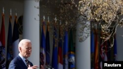 El presidente Joe Biden se dirige a la prensa para hablar de la aprobación del Plan de Rescate Estadounidense, en la Casa Blanca, el 12 de marzo de 2021.