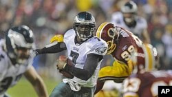 Philadelphia Eagles quarterback Michael Vick (7) rushes during the first half of an NFL football game against the Washington Redskins, 15 Nov 2010