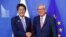 欧盟委员会主席容克在布鲁塞尔与到访的日本首相安倍晋三握手。（2019年9月27日）