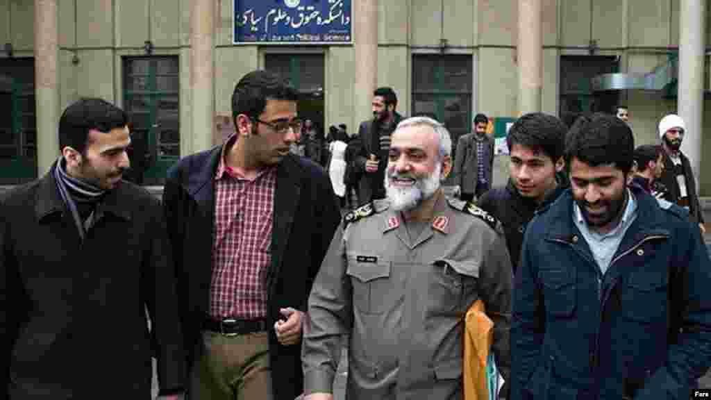 طیفی از محافظه کاران مخالف دولت از جمله محمدرضا نقدی، رئیس بسیج، سعید جلیلی و حسن رحیم پور ازغدی در همایش ملی گذر از علوم سیاسی غربی به علوم سیاسی اسلامی در دانشکده علوم سیاسی دانشگاه تهران برگزار کردند. عکس: سهیل صحرانورد