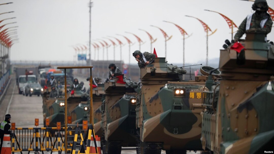 南韓海軍陸戰隊的兩棲突擊車隊在南韓浦項與美軍舉行代號為“鷂鷹”的年度聯合軍演。(2018年4月5日)
