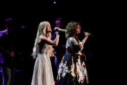 Carrie Underwood y CeCe Winans se presentan en el Grand Ole Opry en Nashville, Tennessee, EE.UU., el 18 de abril de 2021.