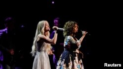 Carrie Underwood dan CeCe Winans tampil dalam "Academy of Country Music Awards" ke-56 di Grand Ole Opry, Nashville, Tennessee, 17 April 2021 (foto: dok). 