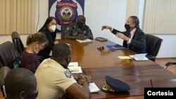 El enviado especial de EEUU. Daniel Foote se reúne con el jefe de la Policía Nacional de Haití, Leon Charles, la embajadora de EE. UU. Michele Sison y un oficial de policía en Haití, en esta imagen publicada por la policía nacional en Twitter.