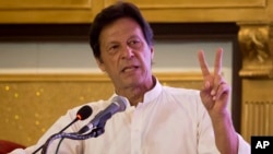 Atlet kriket terkenal Pakistan yang beralih menjadi politisi, Imran Khan 