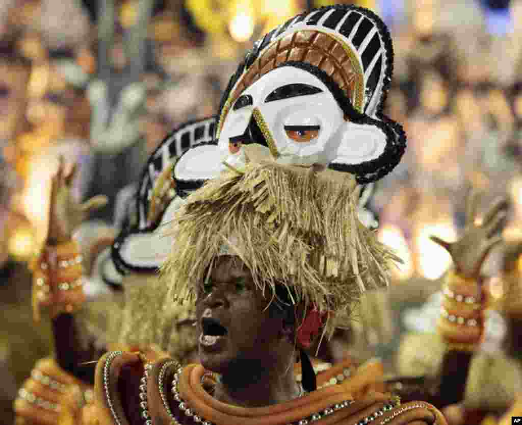 Desfile da Escola de Samba Vila Isabel no Carnaval do Rio, domingo à noite. O enredo prestou homenagem à cultura, história, fauna e flora de Angola.
